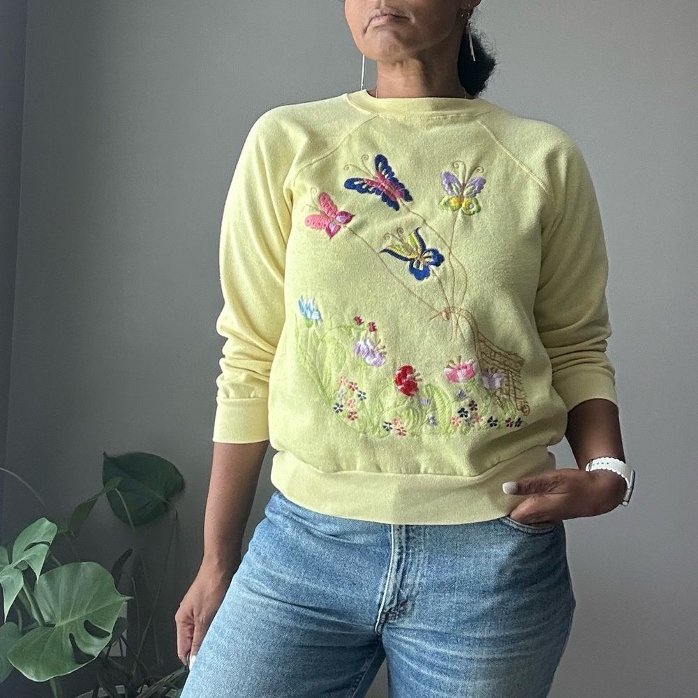 Vintage Sweatshirt with Butterfly Embroidery Women’s Size‎ Medium Yellow - Picture 2 of 11